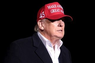 Trump je nahý a svět mu chválí krásné šaty. Chová...